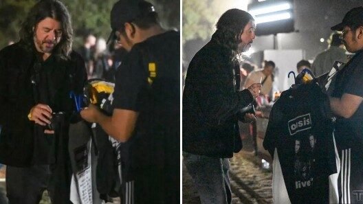 Dave Grohl comprando merch pirata no show do Oasis. Crédito: tpgnews.