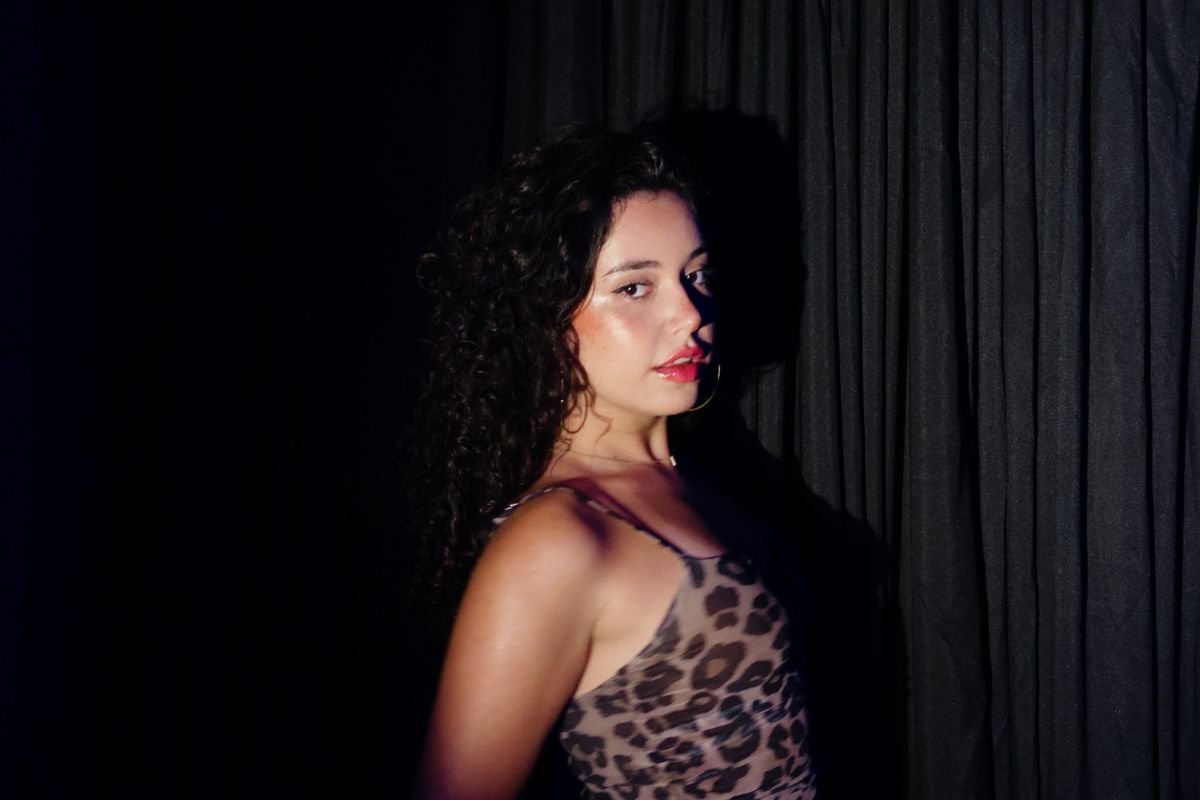 Disk Mandy lança “Fatal” e aposta em alt pop groovado para falar de crise existencial