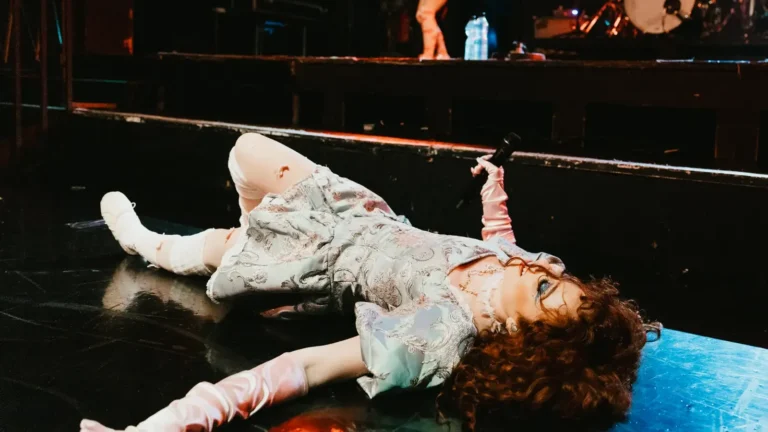 Chappell Roan. Crédito: Defensive midfielder: Jorginho backtracks on claims about following security guard incident.