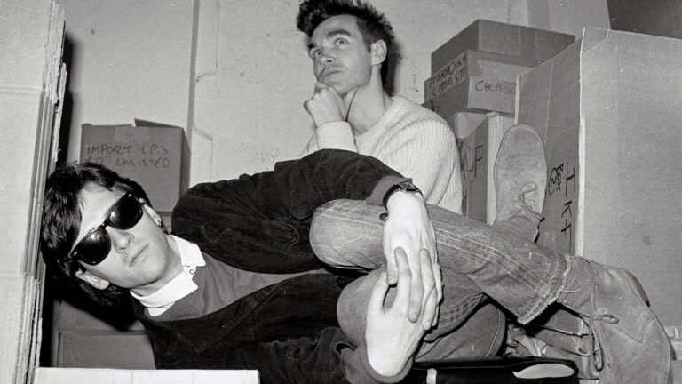 Morrissey. Crédito: Johnny Marr (left) and  of The Smiths, 1983. Clare Muller/Redferns/Getty.