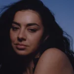 Charli XCX lança vídeo para a nova música “Wink Wink”