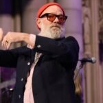Michael Stipe apresenta “I Played The Fool” no Kimmel com Andrew Watt, Chad Smith e Josh Klinghoffer