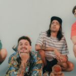 Melton Sello estreia em álbum cheio e resgata o pop punk dos anos 2000 em “OPA!”