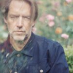 Ed O’Brien, do Radiohead, lança single solo “Abbeycwmhir” e anuncia turnê