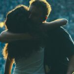 “Rein Me In” de Sam Fender e Olivia Dean faz história como o single britânico número um mais duradouro