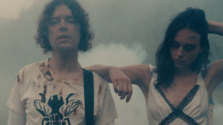 Gift. Crédito: Clipe de Hand To The Flame.