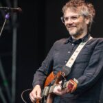 Jeff Tweedy, do Wilco, faz cover de “Wild Connection” do Twisted Teens