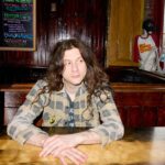 Kurt Vile fala sobre colaboração com Fontaines D.C., elogios de Sam Fender e tributo a Filadélfia