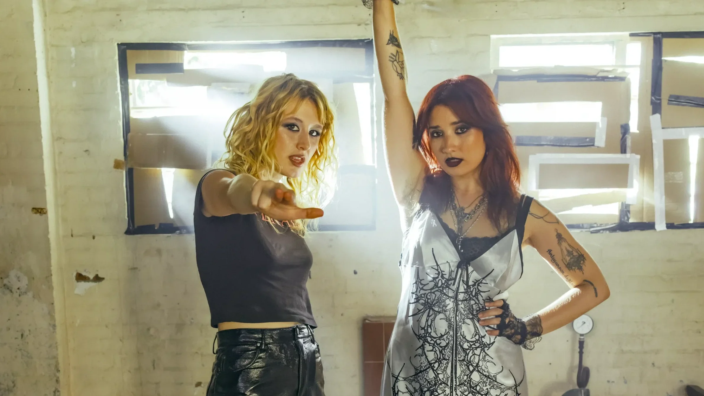 Lambrini Girls anuncia novo álbum “No refunds” e lança a faixa “Bang bang bang”