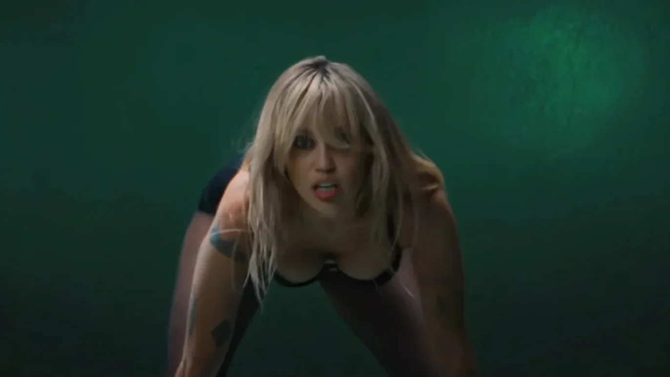 Miley lança clipe de “Bass Persuades”, single de seu novo álbum