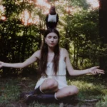 Emma Ogier anuncia álbum de estreia “Fly 1111” e lança nova música