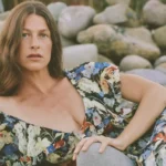 Indigo Sparke anuncia novo álbum “There Is a Light on the Horizon Line” e lança o single “Weird Fish”
